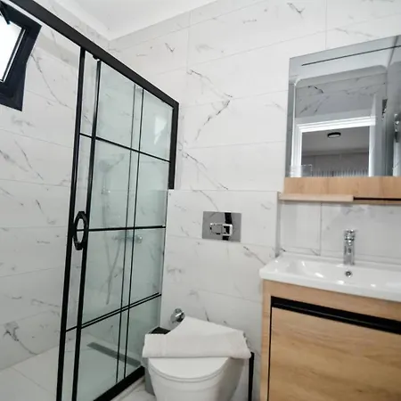 300m To 2 Bedroom Upstairs Flat With Pool B2 - Yeni Duenya *