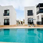 300m To 2 Bedroom Upstairs Flat With Pool B2 - Yeni Dunya *