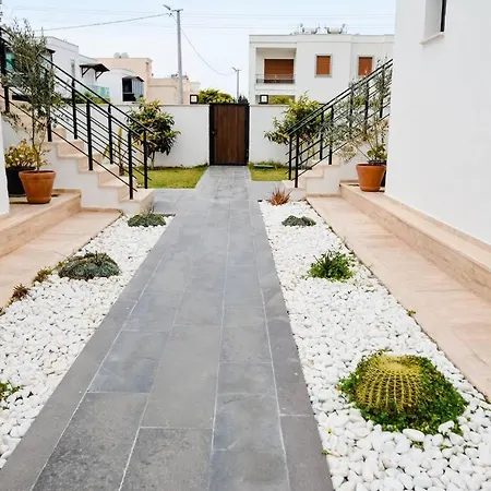Apartmán 300m To 2 Bedroom Upstairs Flat With Pool B2 - Yeni Dunya *