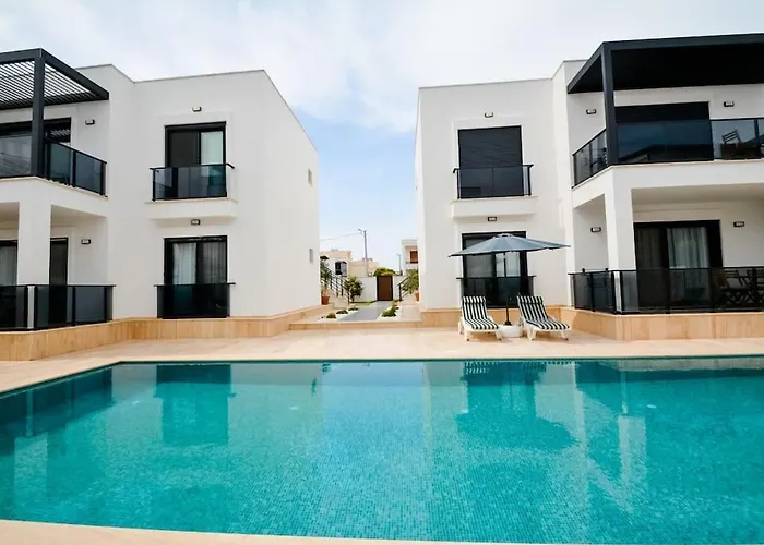 300m To 2 Bedroom Upstairs Flat With Pool B2 - Yeni Dunya *